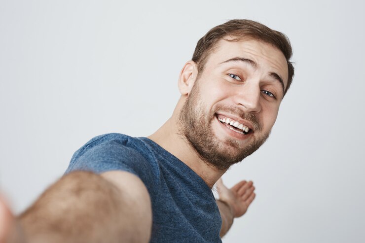 Photo gratuit bel homme souriant prenant selfie