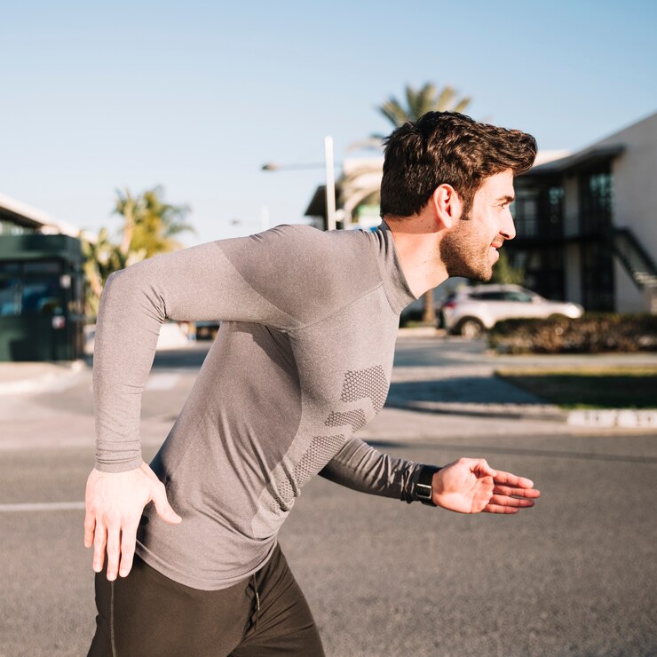 Photo gratuit bel homme sprinter sur la rue
