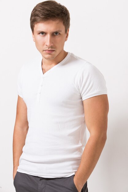 Bel homme en t-shirt