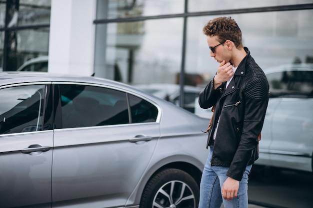 Bel homme touriste achetant une voiture