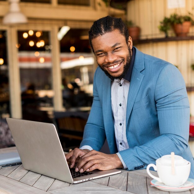 Bel homme travaillant sur son ordinateur portable