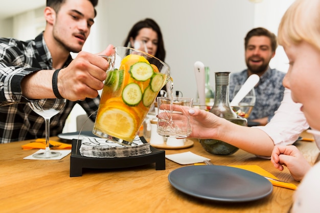 Photo gratuite bel homme verser de la limonade dans le verre