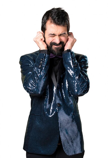 Bel homme avec veste à paillettes qui couvre ses oreilles