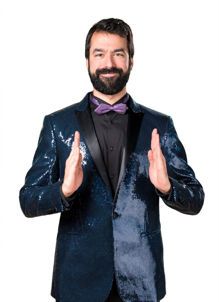 Photo gratuit bel homme avec une veste à paillettes tenant quelque chose