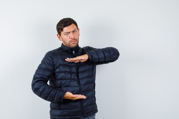 Bel homme vêtu d'un blouson aviateur