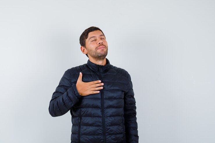 Photo gratuit bel homme vêtu d'un blouson aviateur