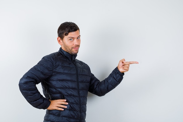 Bel homme vêtu d'un blouson aviateur