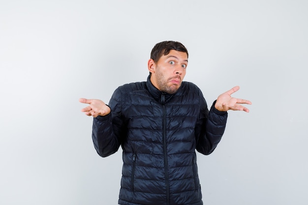 Bel homme vêtu d'un blouson aviateur