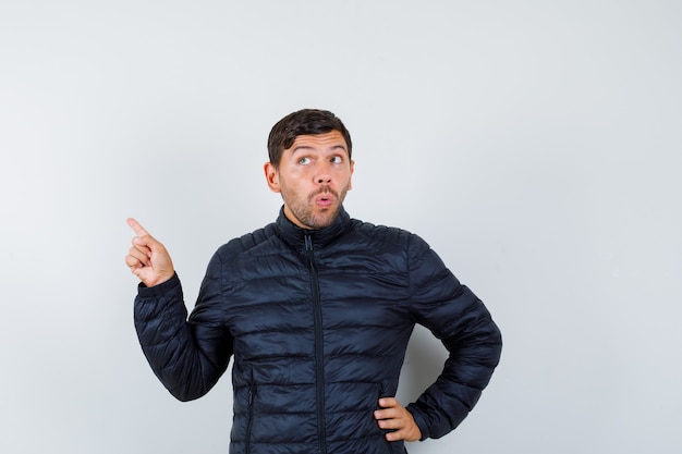 Bel homme vêtu d'un blouson aviateur