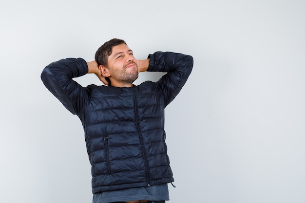 Bel homme vêtu d'un blouson aviateur