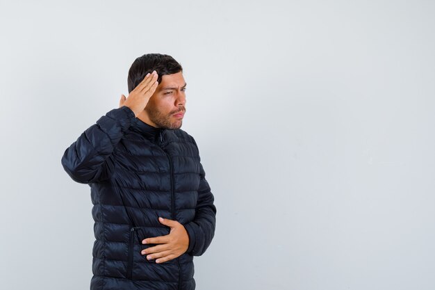 Bel homme vêtu d'un blouson aviateur