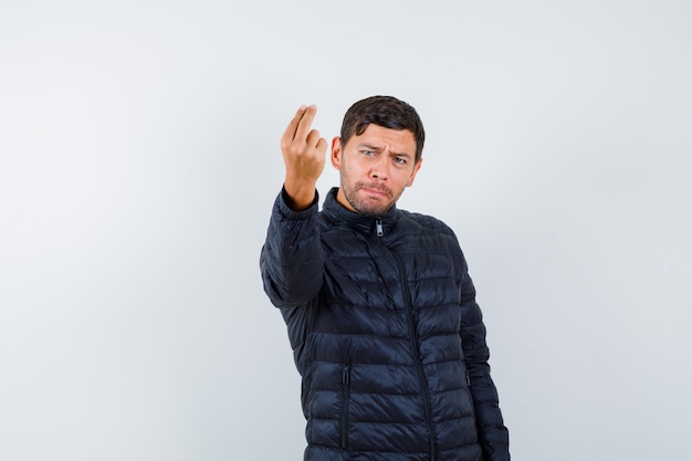 Bel homme vêtu d'un blouson aviateur