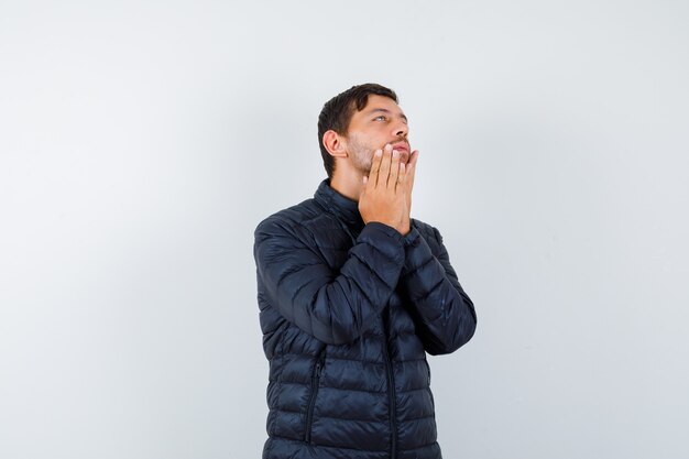 Bel homme vêtu d'un blouson aviateur