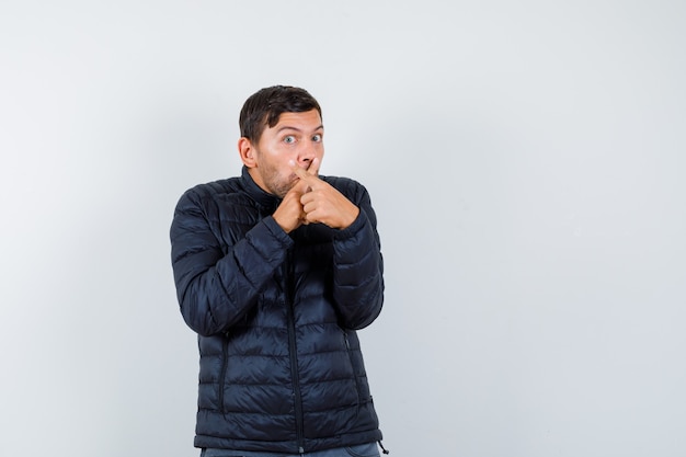 Bel homme vêtu d'un blouson aviateur