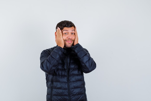 Bel homme vêtu d'un blouson aviateur