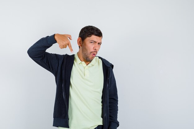 Bel homme vêtu d'une tenue décontractée