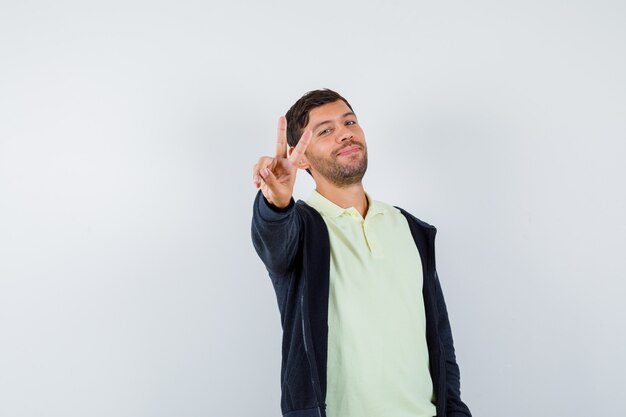 Bel homme vêtu d'une tenue décontractée