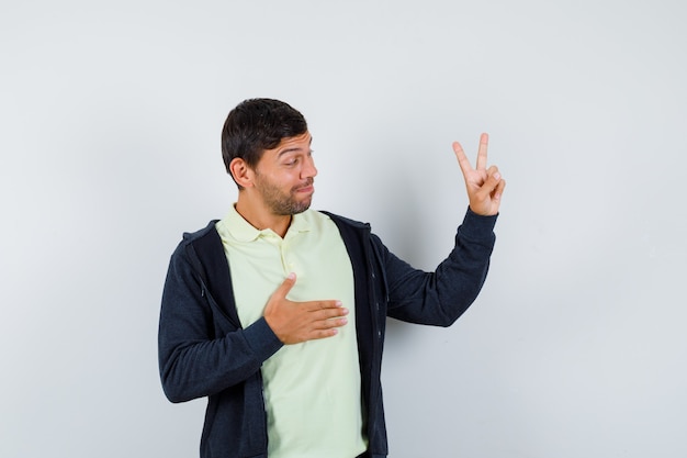 Bel homme vêtu d'une tenue décontractée