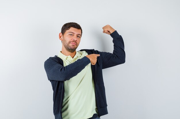 Bel homme vêtu d'une tenue décontractée