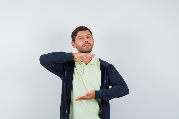 Photo gratuite bel homme vêtu d'une tenue décontractée