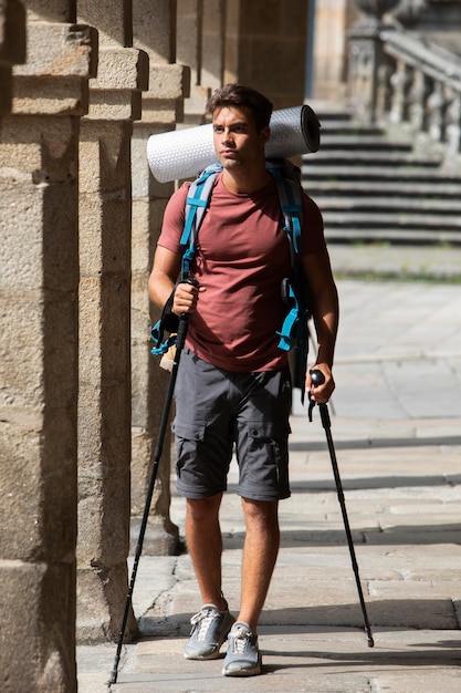 Bel homme voyageant avec son sac à dos