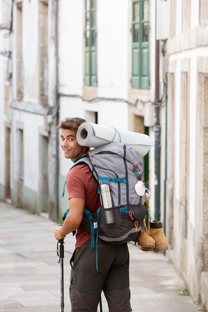 Photo gratuite bel homme voyageant avec son sac à dos
