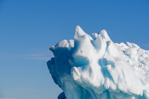 Bel iceberg dans la mer arctique aux beaux jours. gros morceau de glace en mer se bouchent.