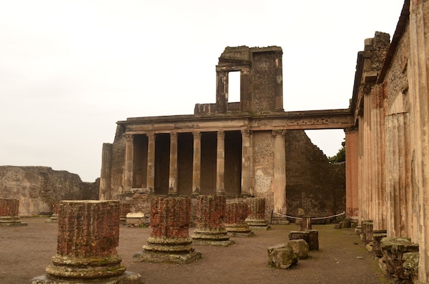 Bel immeuble ancien avec ruines de colonnes