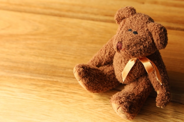 bel ours en peluche sur une surface en bois