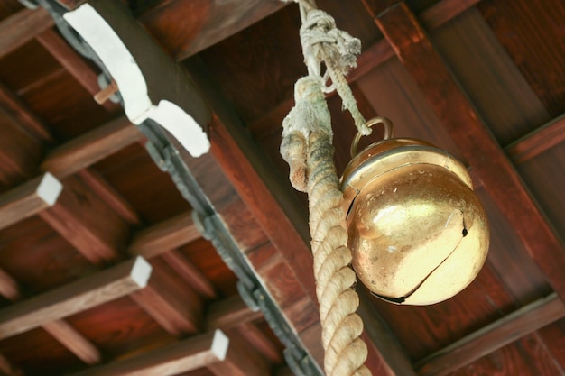 Bell et la corde suspendue au plafond