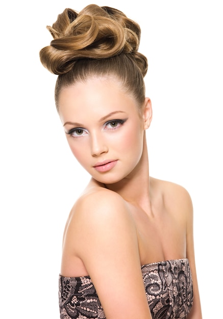 Photo gratuite belle adolescente avec une coiffure frisée et un maquillage lumineux - sur un espace blanc