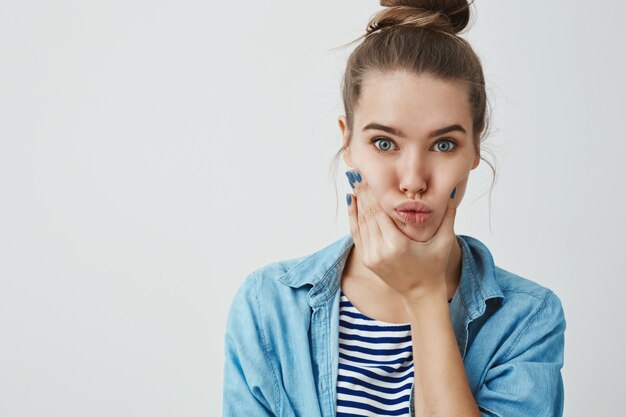 Belle adolescente faisant des grimaces drôles