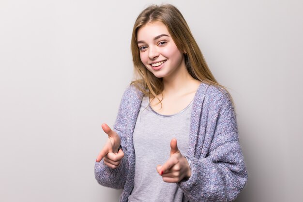 Belle adolescente pointant vers l'avant