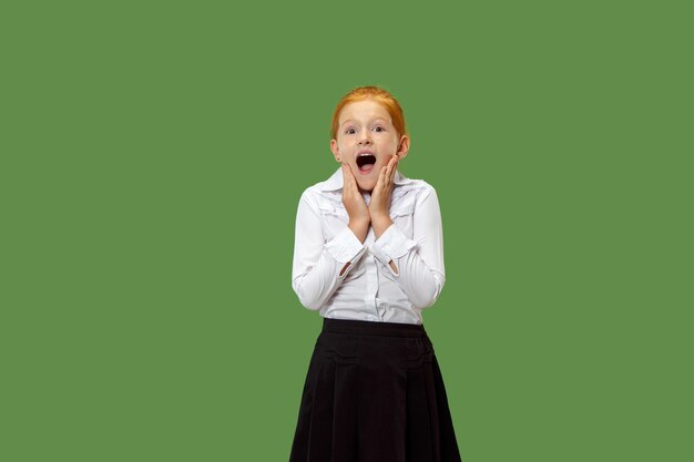 Belle adolescente à la surprise isolé sur vert