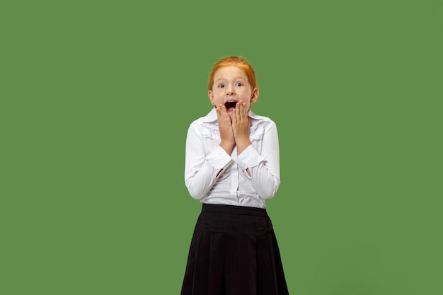 Belle adolescente à la surprise isolé sur vert