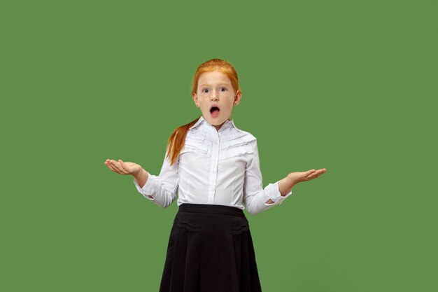 Belle adolescente à la surprise isolé sur vert