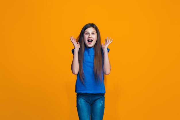 Belle adolescente à la surprise isolée sur orange