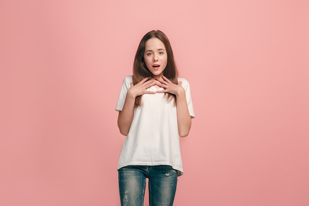 Belle adolescente à la surprise isolée sur rose