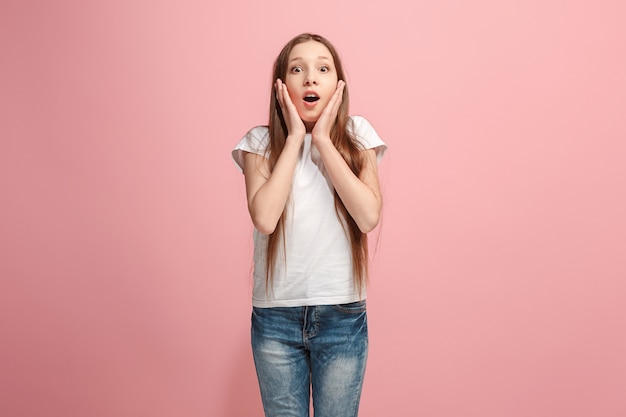 Belle adolescente à la surprise isolée sur rose