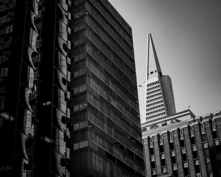 Photo gratuit belle architecture urbaine tournée en noir et blanc