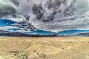 Photo gratuite belle d'un badwater, death valley en californie, usa sous le ciel nuageux