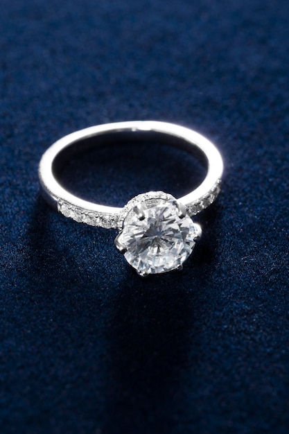 Photo gratuite belle bague de fiançailles avec diamants