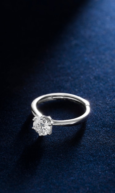 Photo gratuite belle bague de fiançailles avec diamants