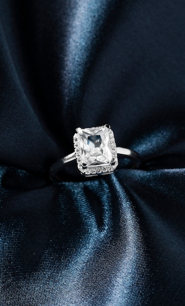 Belle bague de fiançailles avec diamants