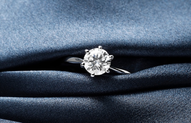 Photo gratuite belle bague de fiançailles avec diamants