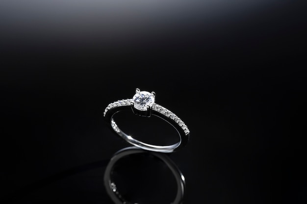 Photo gratuite belle bague de fiançailles avec diamants