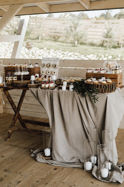 Photo gratuite belle barre de bonbons décorée dans des couleurs beiges et blanches