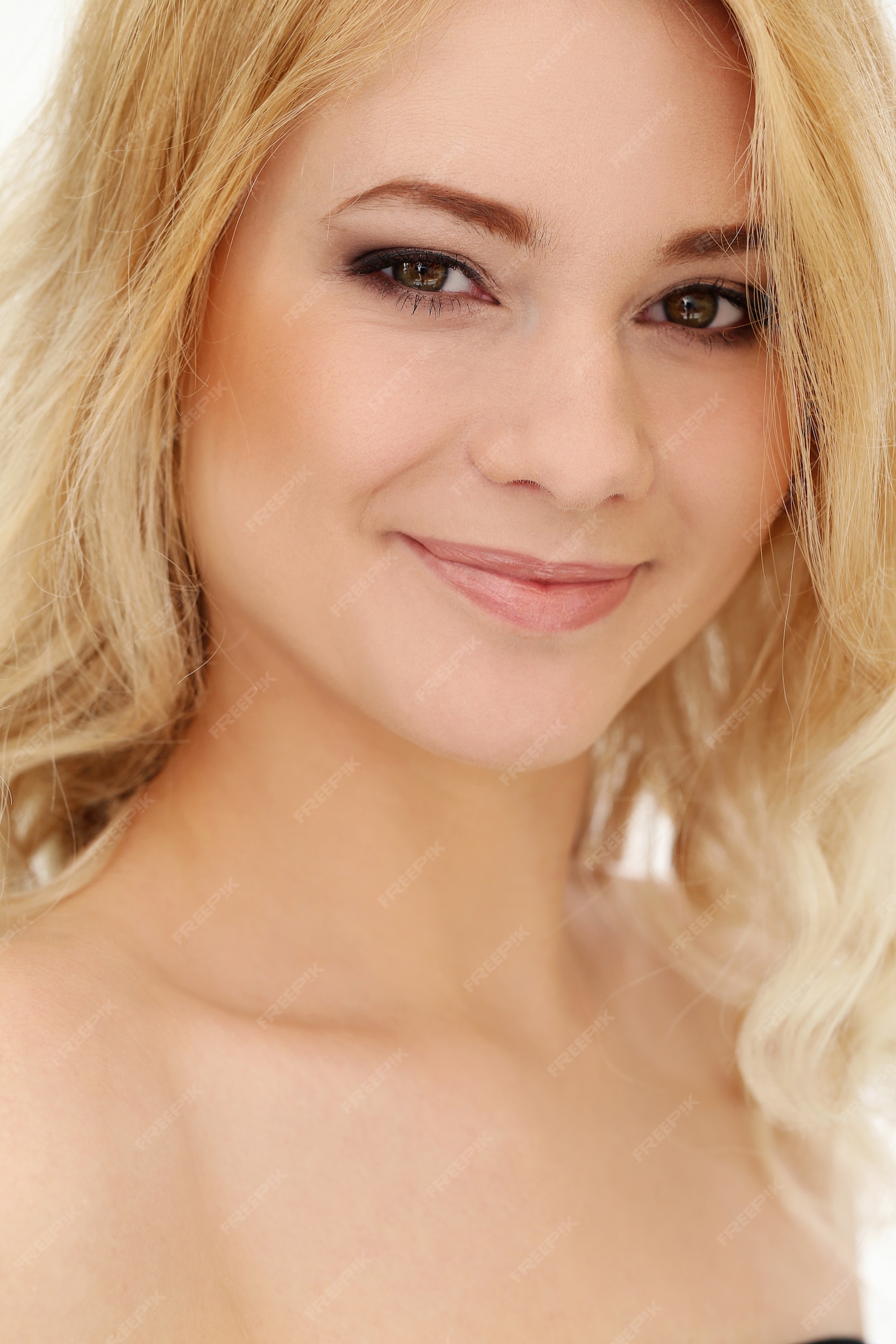 Belle blonde aux cheveux bouclés | photo gratuite