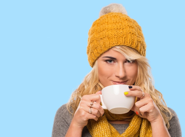 Photo gratuite belle blonde en bonnet et écharpe