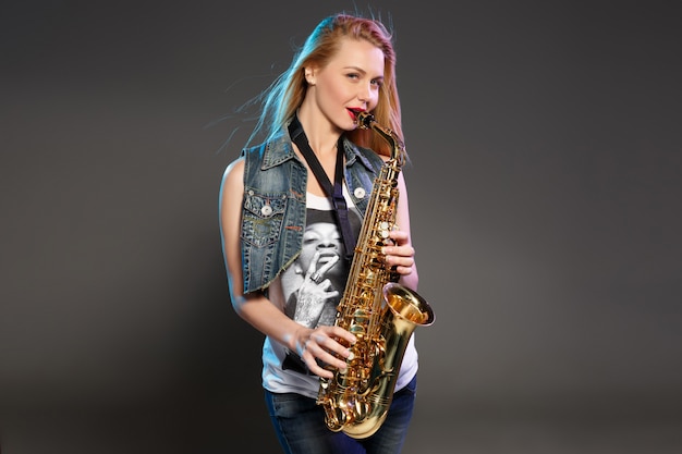 belle blonde comme femme saxophoniste